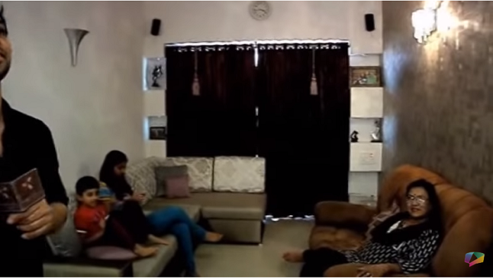 Ruang tamu kediaman Shakti