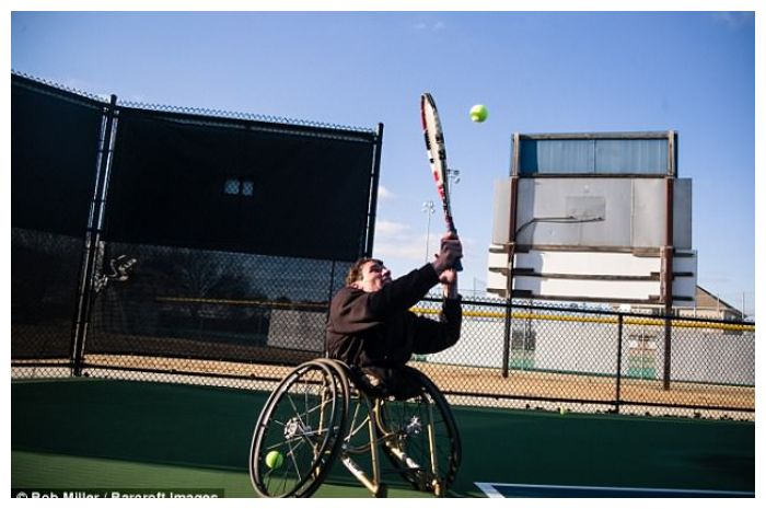Mr Burton saat olahraga tenis