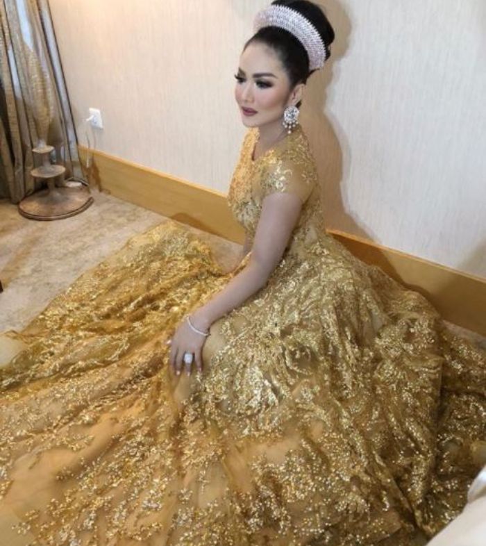 Krisdayanti mengenakan anting chandelier mewah juga tak lelah bersinar menghiasi penampilannya yang megah nan glamor