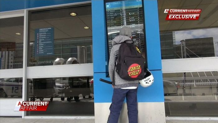 Dia memesan penerbangan murah secara online menuju Bali.