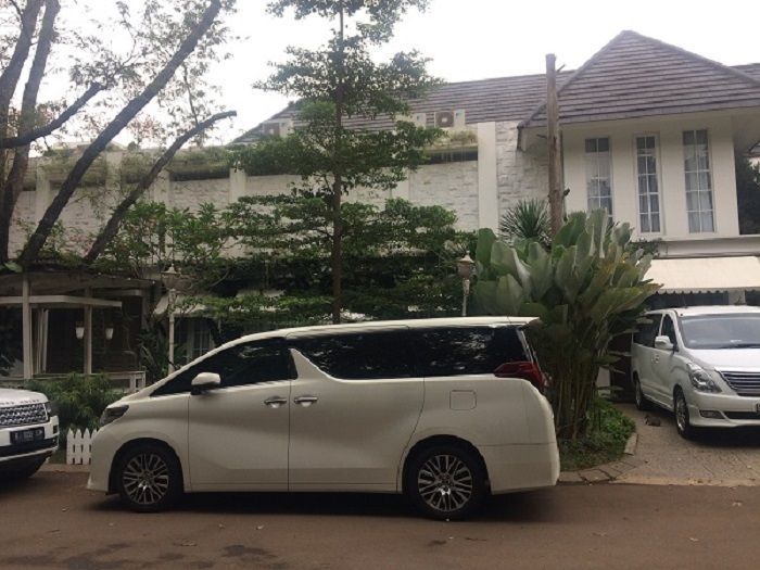 Parkiran Mobil di Rumah Raffi Ahmad