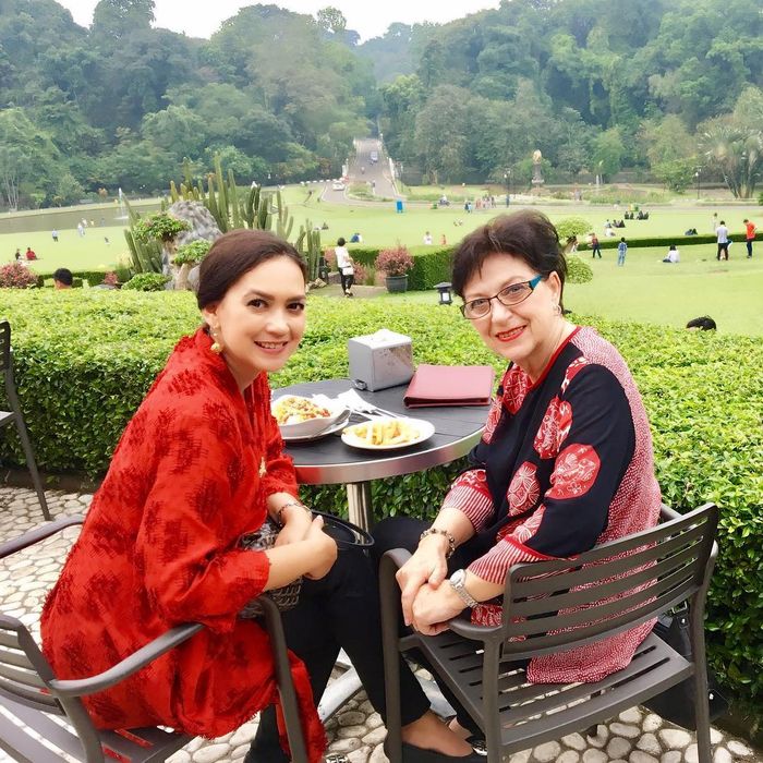 Ira Wibowo dan sang mama, Sibylle Ollmann
