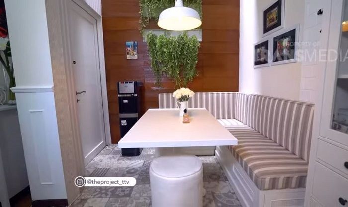Ruang makan mungil di dalam rumah Syahnaz Sadiqah dan Jeje Govinda.
