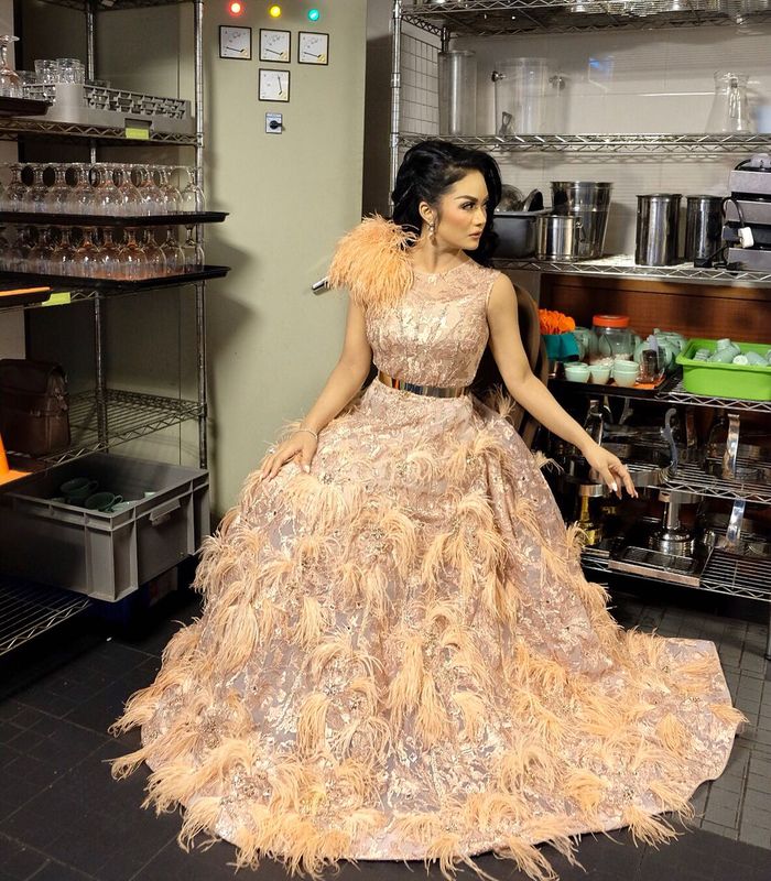 Krisdayanti dengan gaun memikat di dapur


