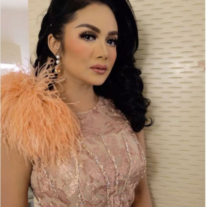 Gaya makeup Krisdayanti

