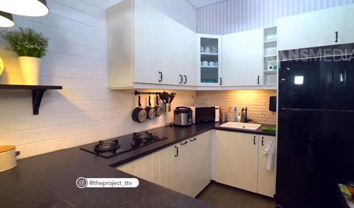 Dapur yang didominasi warna hitam dan putih ini menjadi wilayah kekuasaan suami Syahnaz, Jeje.