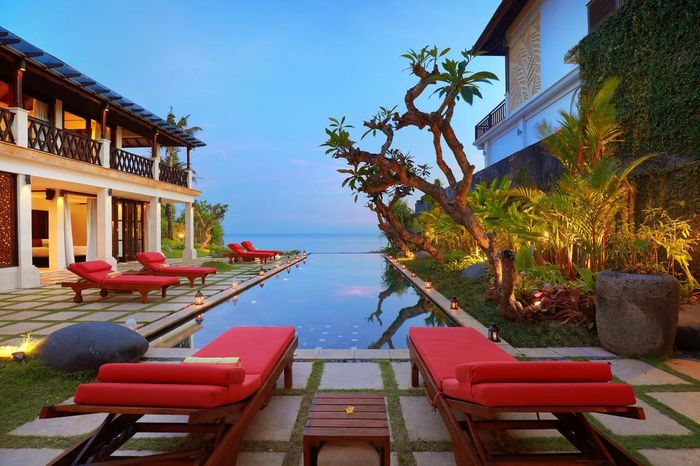 Kolam Renang di Villa Hotman Paris VI