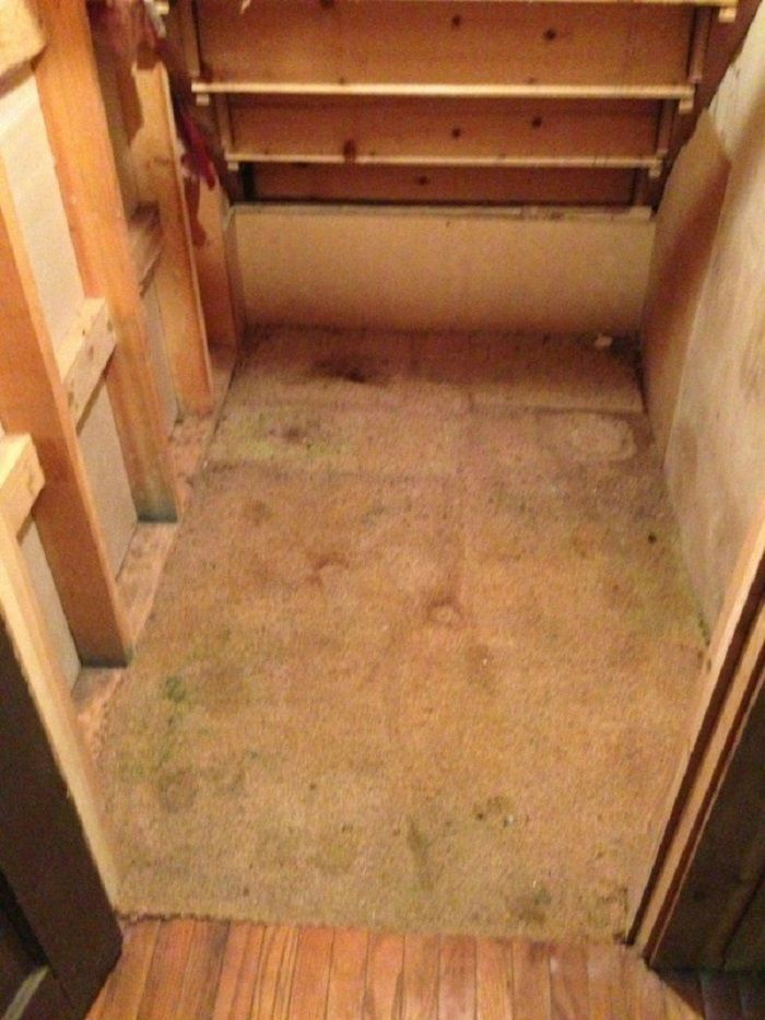 Pintu menuju ruangan bawah tanah