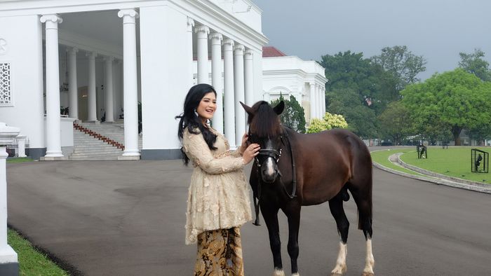 Kahiyang Ayu tampil kenakan kebaya dan jarik kala berpose di depan istana Bogor