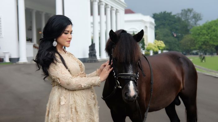 Penampilan anggun Kahiyang Ayu dengan perut yang kian membesar