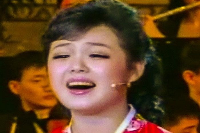 Ri Sol Ju saat bernyanyi