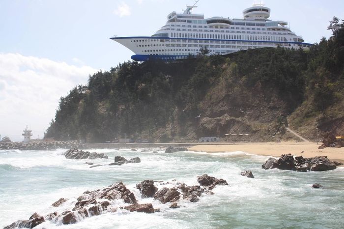 Hotel ini nampaknya diserasikan dengan panorama laut