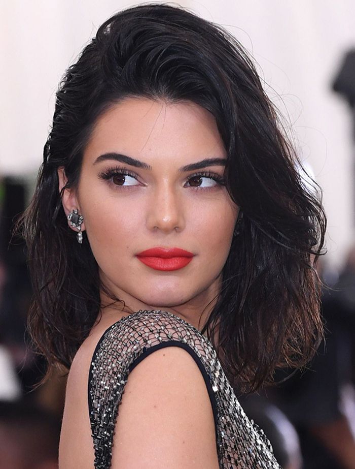 Kendall Jenner tidak melupakan untuk mengaplikasikan lipstik yang dilapisi oleh lip gloss
