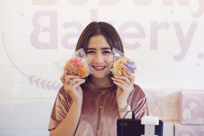 Prilly Latuconsina memang dikenal sebagai salah satu artis yang memiliki karir cemerlang