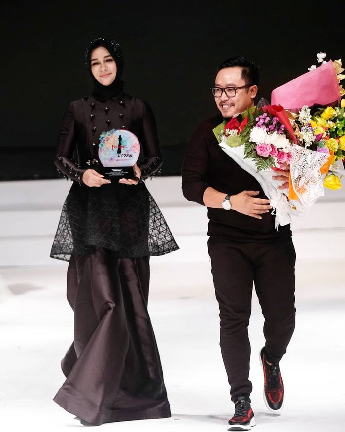 Priska bersama desainer Kursien Karzai