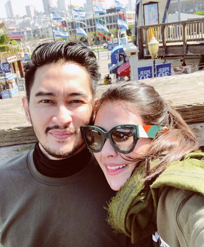 Syahnaz tampak membagikan potret romantisnya