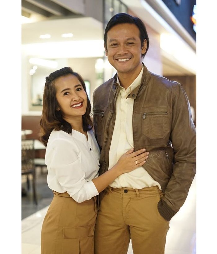Widi Mulia dan Dwi Sasono kompak bergaya vintage 