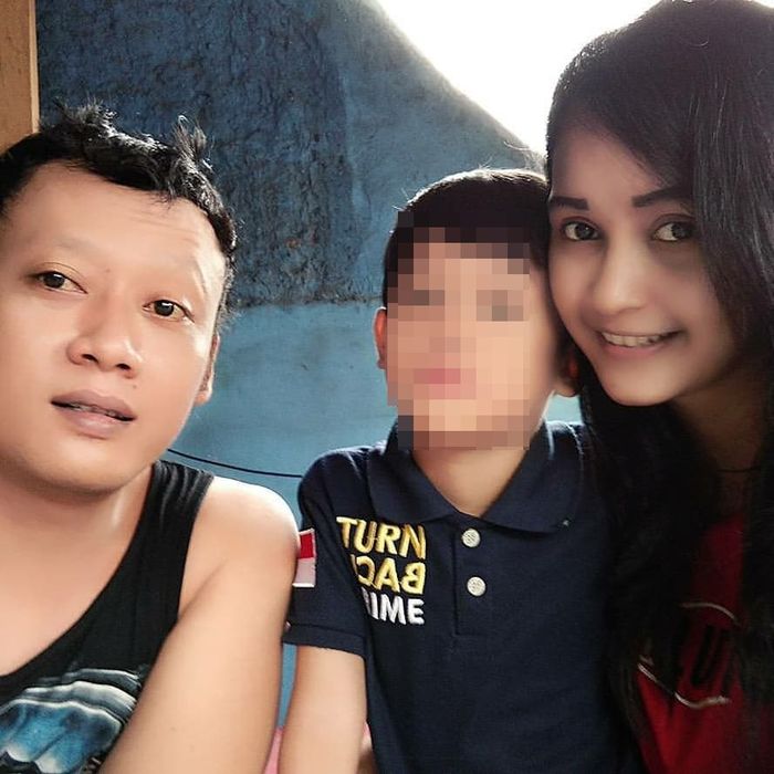 Sosok wanita diduga <a href='https://pontianak.tribunnews.com/tag/rahadini' title='Rahadini'>Rahadini</a> Destia dan keluarganya