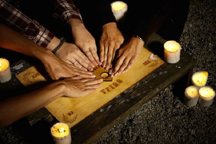 Ouija sering dikaitkan dengan kematian banyak orang secara misterius