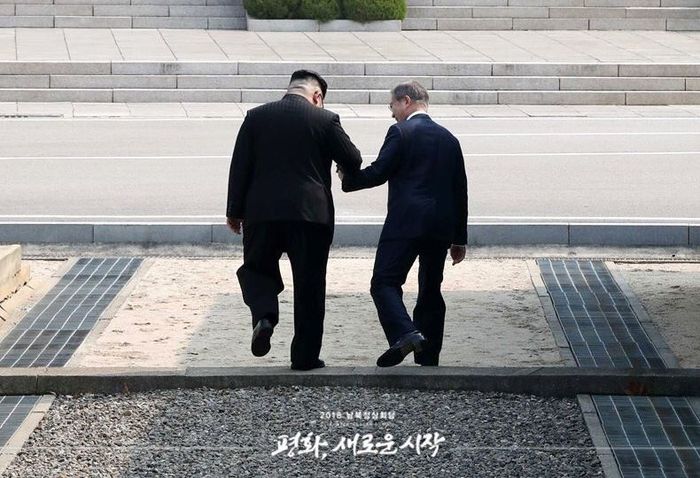 Kim Jong-un menutup situs uji coba nuklir dan disambut hangat oleh Moon Jae-in. 