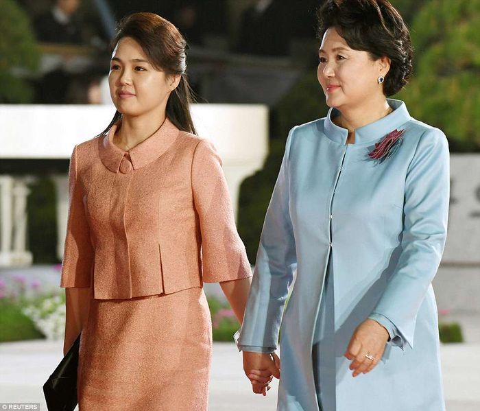 istri Kim Jong Un dan Moon Jae In