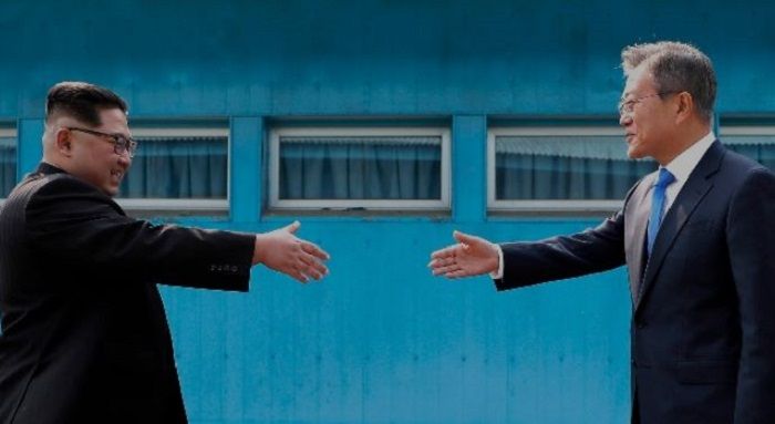 Kim Jong-un dan Moon Jae-in berdamai.