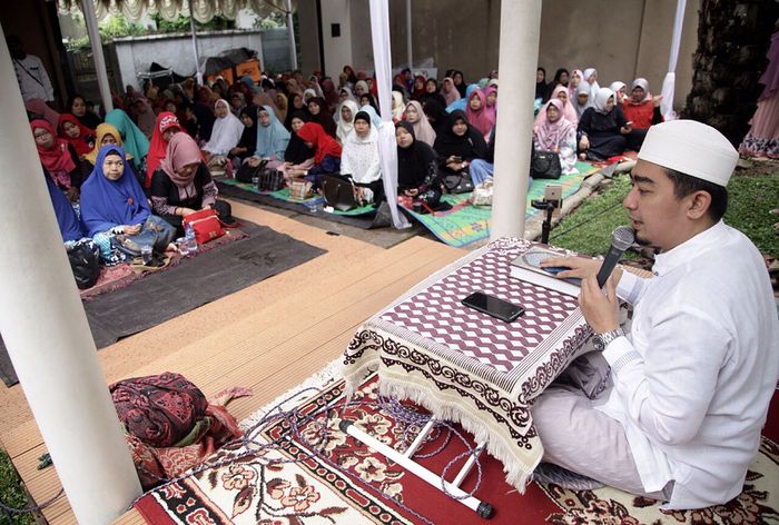 Ustad Solmed bericeramah dan pengajian di rumahnya