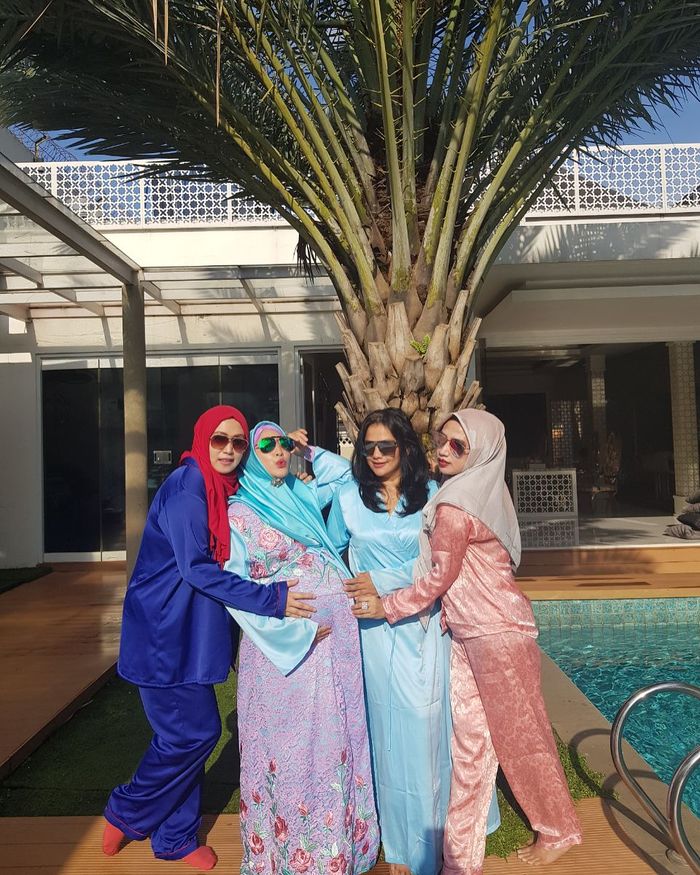 Kolam renang di rumah ustad Solmed