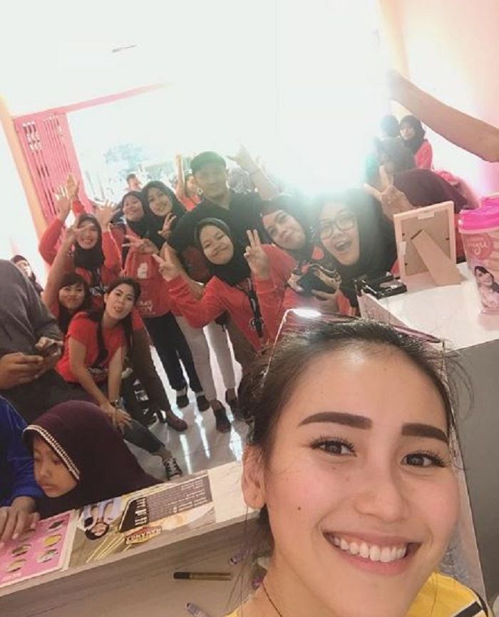 Ayu Ting Ting dan karyawan toko kuenya.