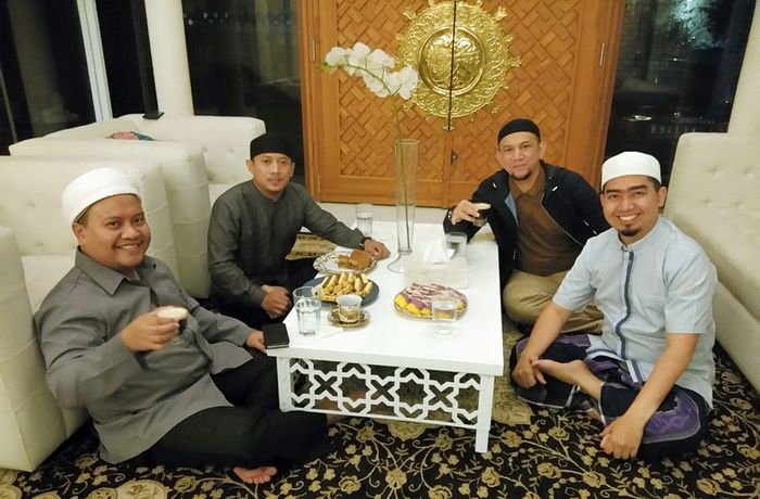 Ruang tamu di rumah ustad Solmed
