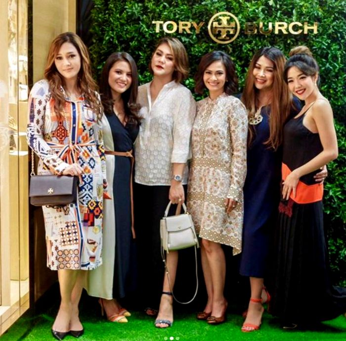 Marsha Aruan tampak mengenakan 'Clarice Wrap Dress' koleksi dari brand ternama, Tory Burch