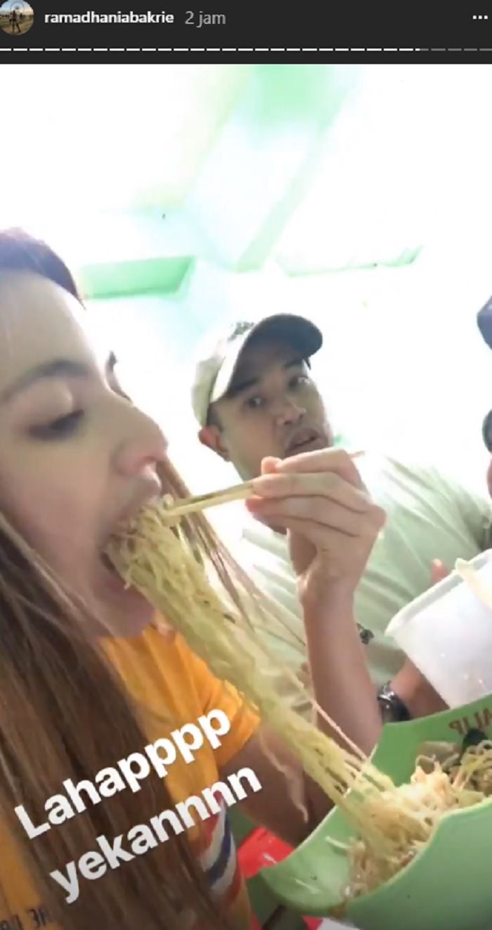 Nia lahap menyantap mie alip