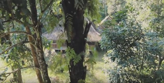 Suasana luar villa Ahmad Dhani