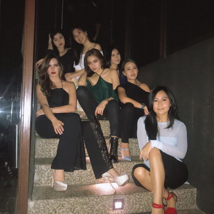 Girls Squad (Thalita berbaju hitam paling belakang)