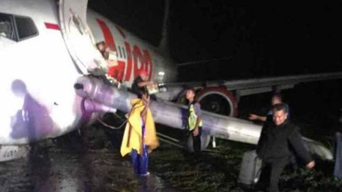 proses evakuasi penumpang Lion Air
