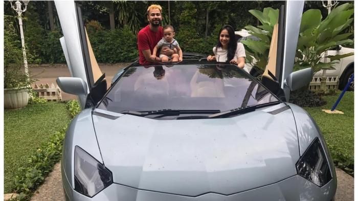 Raffi Ahmad dan keluarganya