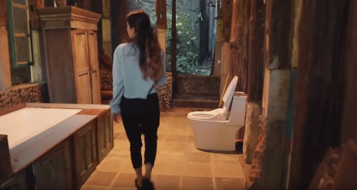 Kamar mandi di Villa Ahmad Dhani