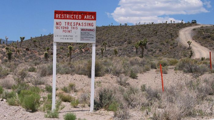 Papan peringatan dilarang masuk di sisi luar Area 51
