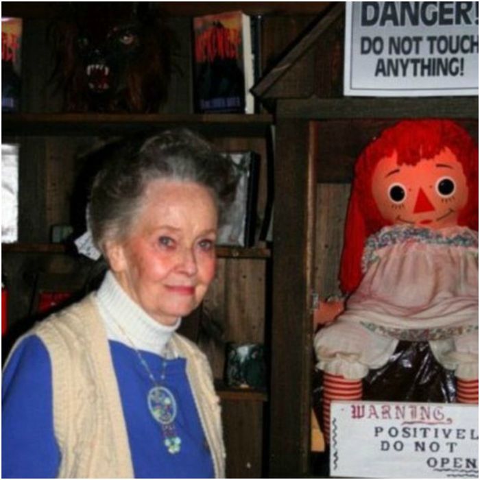 Lorraine Warren bersama boneka Annabelle yang sebenarnya.