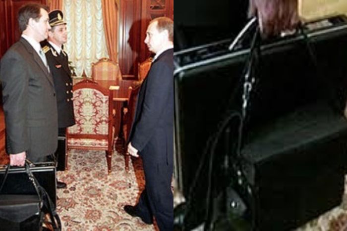 Vladimir Putin dan ajudannya yang membawa Cheget