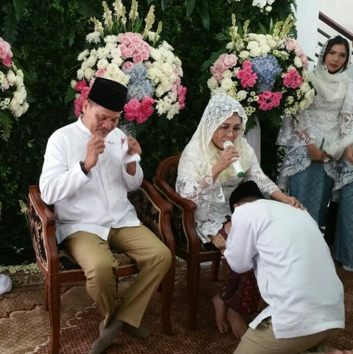 Raditya Dika saat sungkeman dengan orang tua di pengajian menjelang nikah