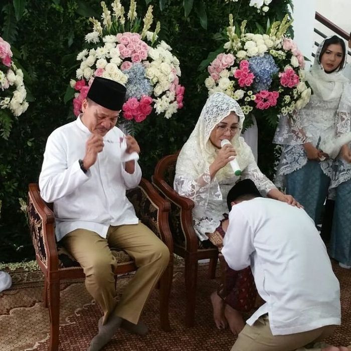 Raditya Dika meminta restu orangtua jelang pernikahan