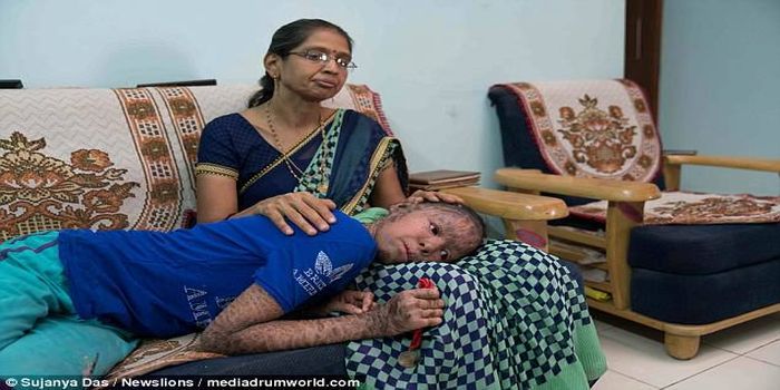 Madhuri Gupta mencoba putri-putrinya nyaman