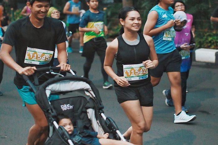 Andien bersama pasangan dan anaknya mengikuti meraton