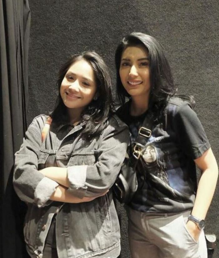 Nagita Slavina terlihat memakai jaket jins berwarna black wash