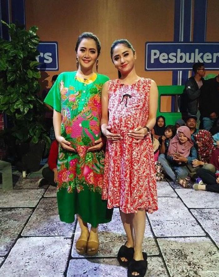 Dewi Perssik dan Vega Darwanti berakting seperti wanita <a href='https://bangka.tribunnews.com/tag/hamil' title='hamil'>hamil</a> dalam acara Pesbukers.