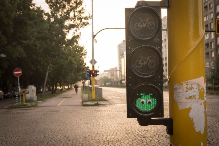 Karya seni 'eyebombing'.