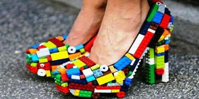 Sepatu yang ditempeli kepingan lego
