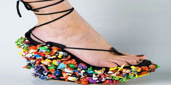 Mirip dengan sepatu lego, mainan ditempelkan di hak sepatu wedge ini