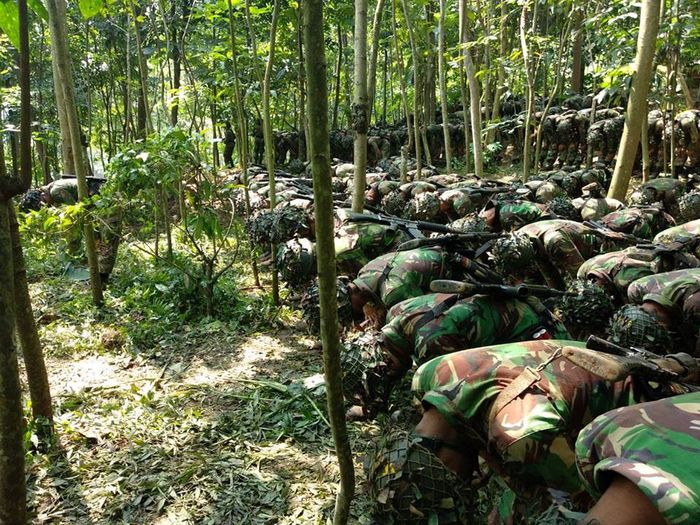 Tentara sedang sholat dalam pendidikan
